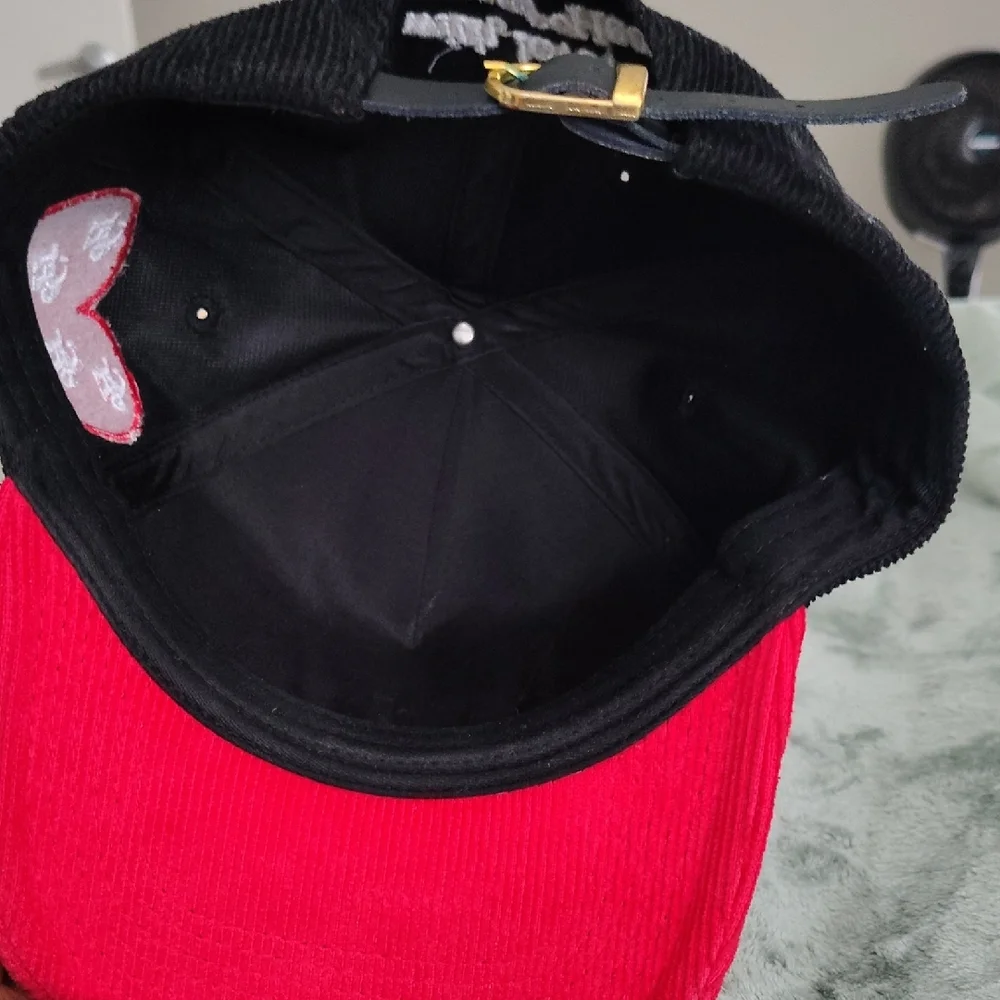Black and Red Embroidered Globe Cap - Picture 4 of 4